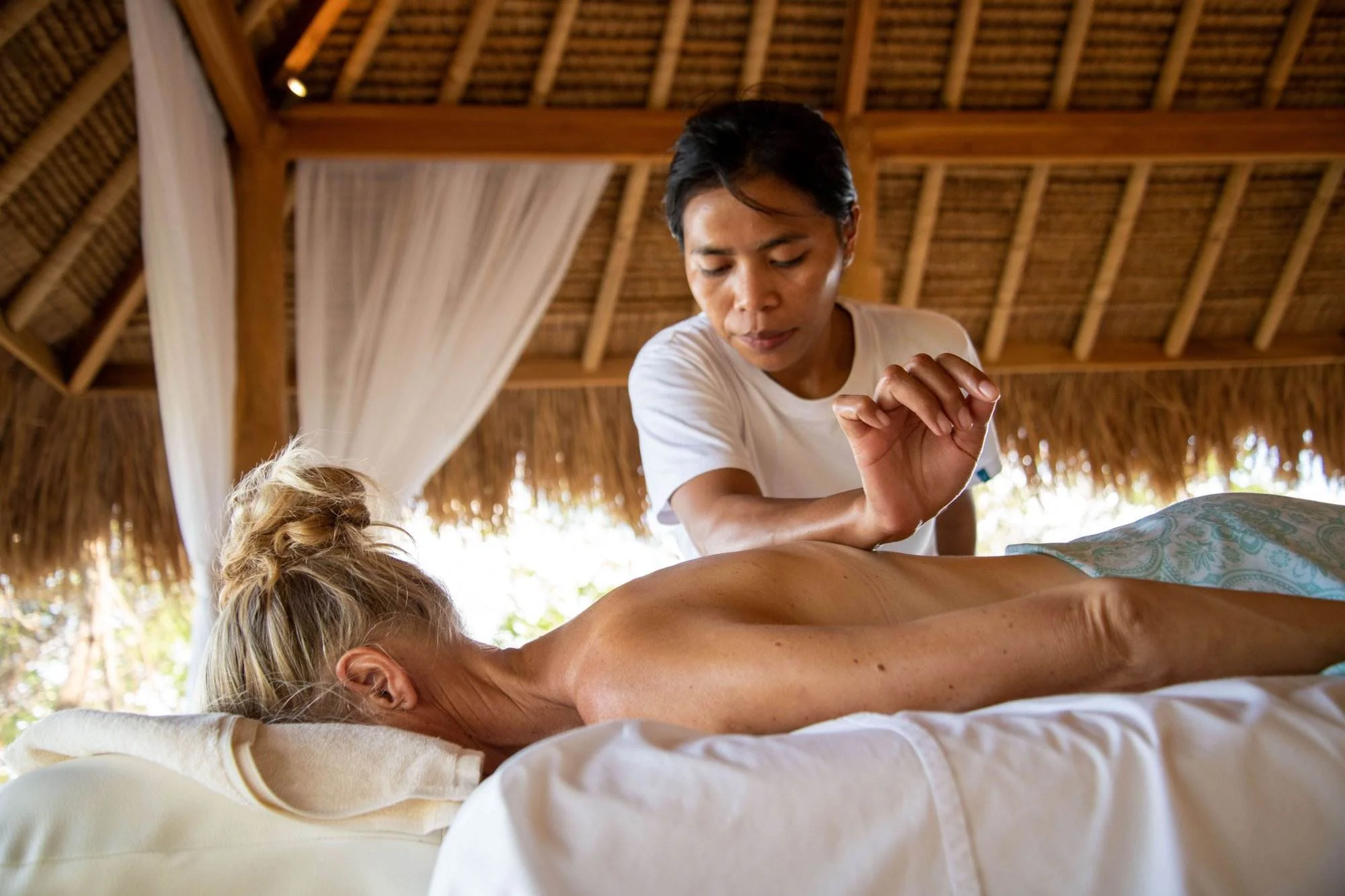 Relaxing back massage at our SAVU Cliff Spa